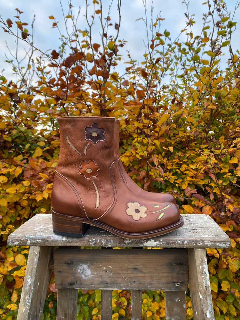 Flower Ankle Boots Brown - Low Heel