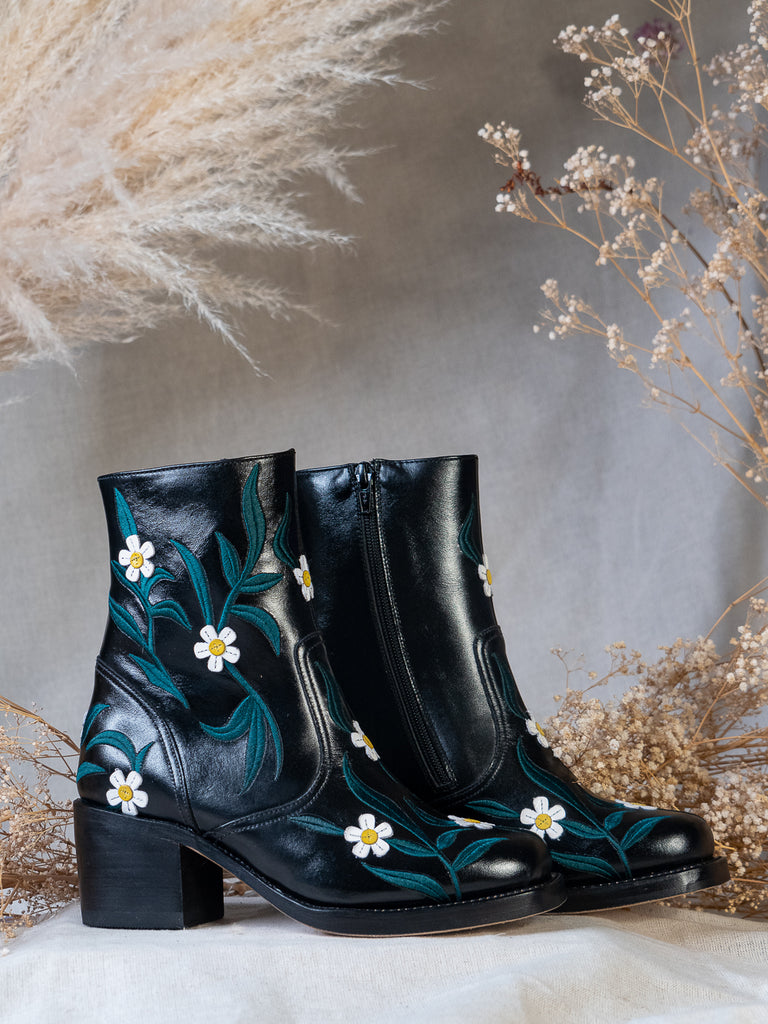 https://www.dandelie.com/cdn/shop/products/Sendra-daffodils-ankle-boots-black-dandelie-5_1024x1024.jpg?v=1671471195